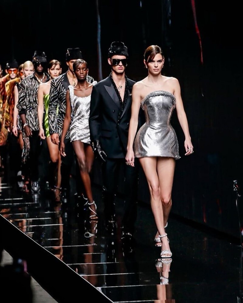 Kendall Jenner làm Vedette trong show Versace Thu Đông 2022
