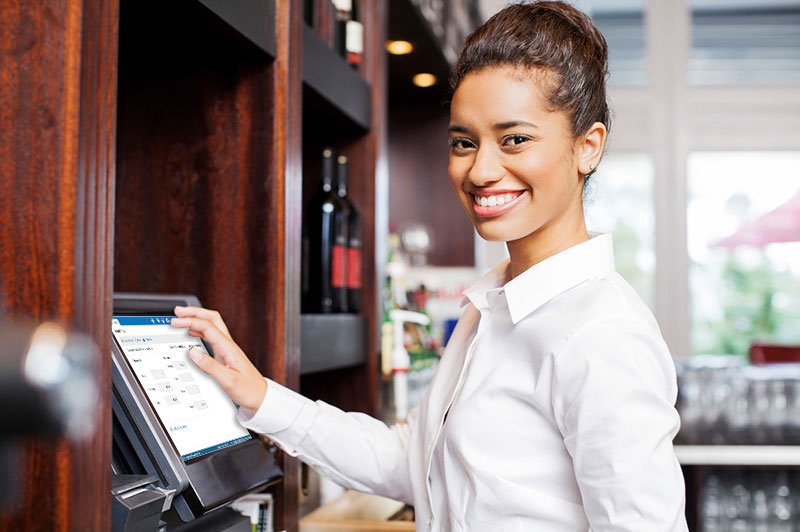 Cashier chuẩn bị trang phục chỉnh tề, gọn gàng, đúng quy định