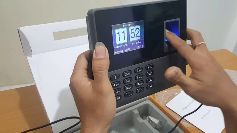 Cách lấy dấu vân tay trên máy chấm công 