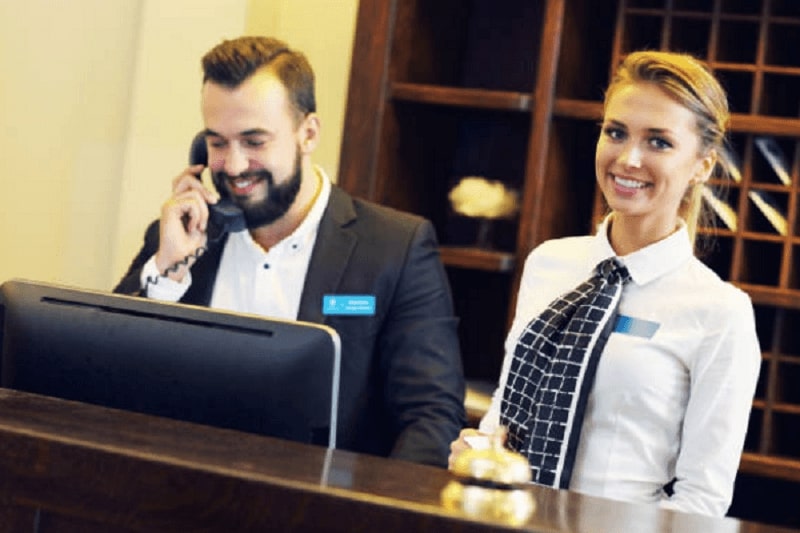 Các kỹ năng giúp cải thiện mức lương lễ tân khách sạn