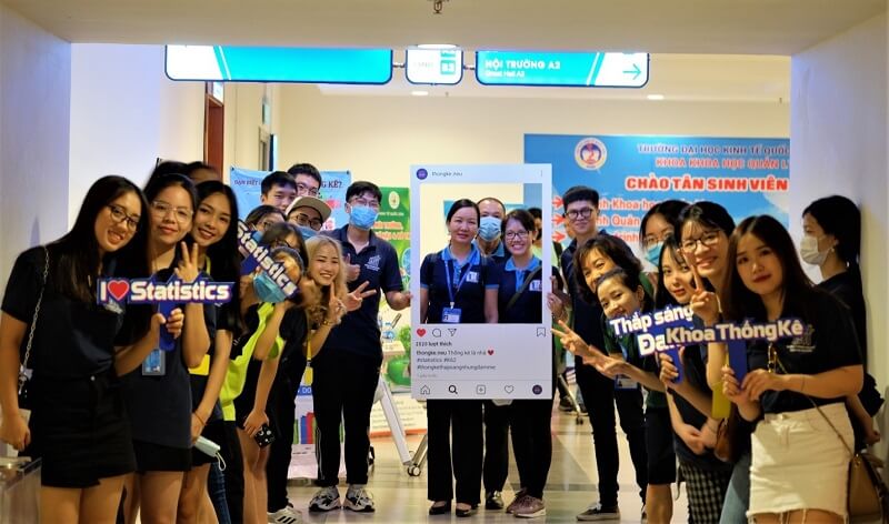 Tham gia sinh hoạt đầu khóa cho sinh viên
