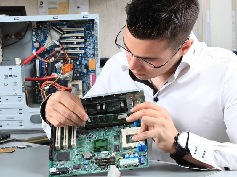 Nhân viên IT phần cứng mạng