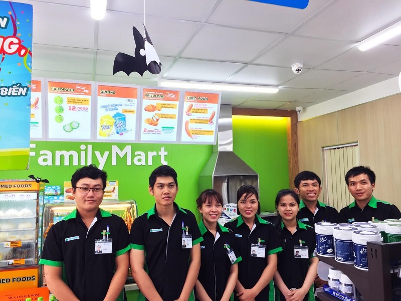 Đội ngũ nhân viên FamilyMart với màu áo xanh đặc trưng