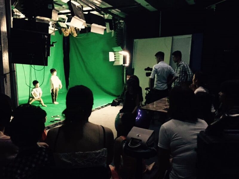 Hợp tác với những vị trí khác trong đoàn làm phim