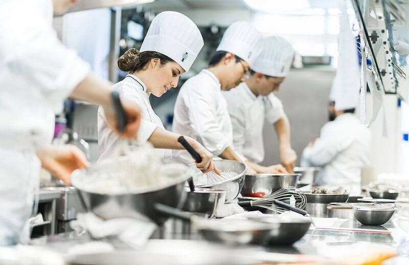 Bạn có biết mức lương của phụ bếp là bao nhiêu?