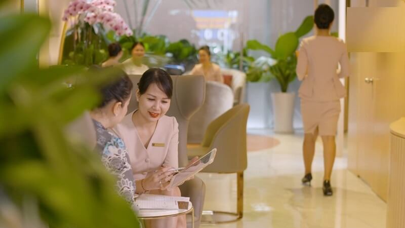 Tư vấn viên thẩm mỹ làm việc tại các thẩm mỹ viện