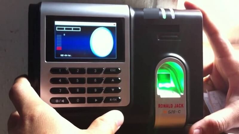 Khám phá thao tác chỉnh giờ trên máy chấm công trực tiếp