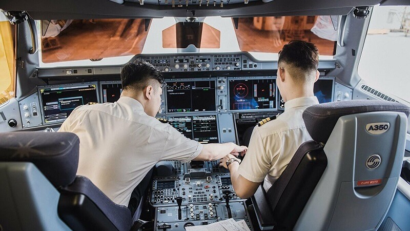 Để có mức thu nhập tốt trong nghề phi công thì phải đáp ứng được những yêu cầu về tố chất nghiệp vụ cần thiết