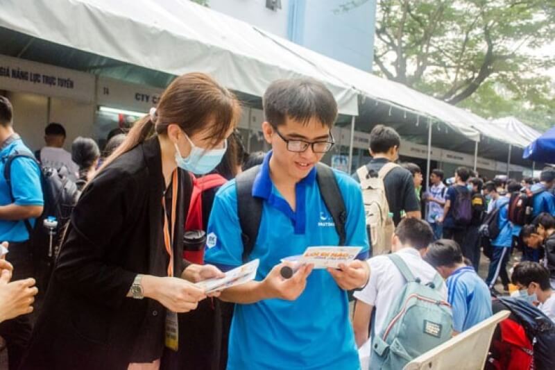 Sĩ tử trao đổi với các anh chị.