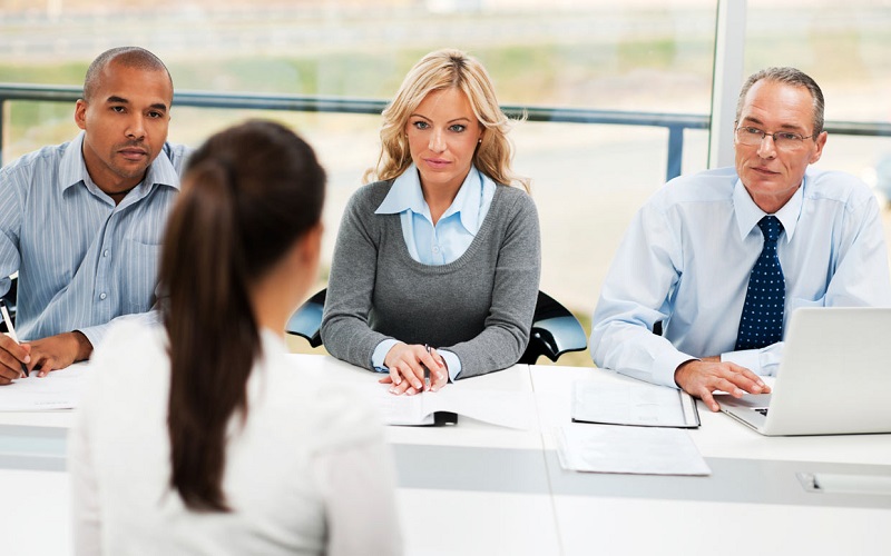 không đưa thư từ chối ứng viên trong buổi phỏng vấn 