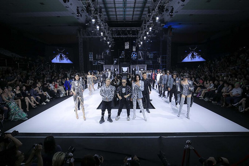 Nhà thiết kế cùng Vedette và First Face kết màn chào khán giả.