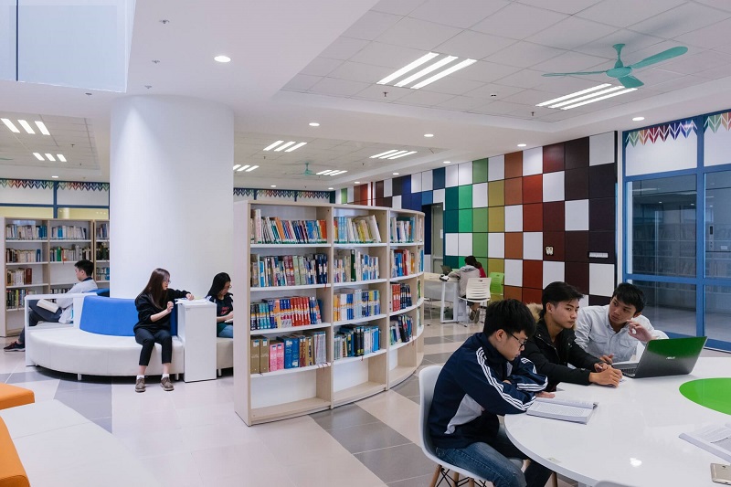 Vai trò của nhân viên thư viện đối với học sinh