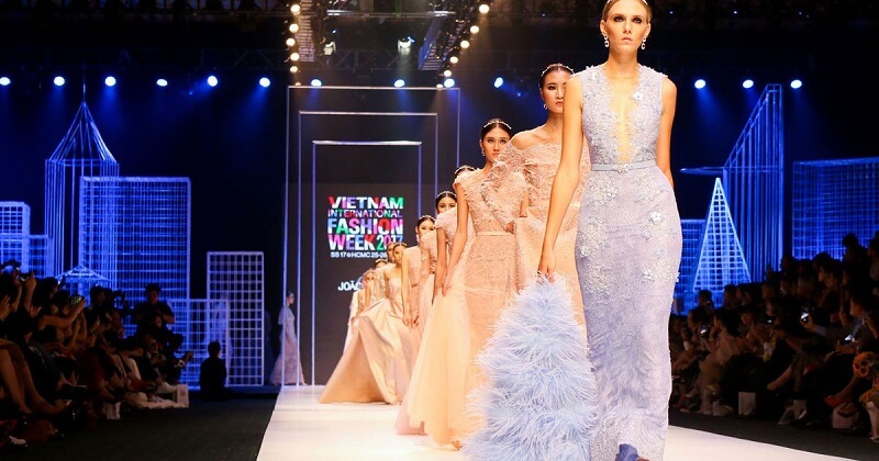 Các người mẫu trình diễn bộ sưu tập của nhà thiết kế