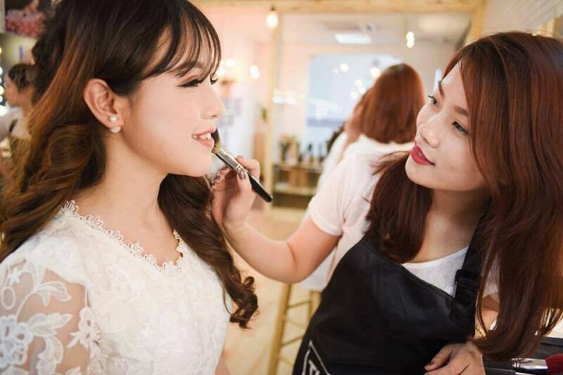 Chuyên viên trang điểm