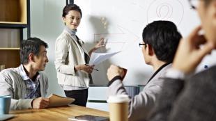 Cán bộ không chuyên trách là gì mà gọi là vác tù và hàng tổng?